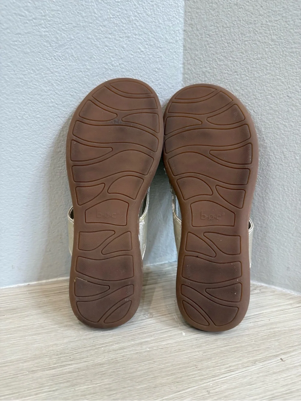 b.o.c. By born Women’s Metallic Gold Thong Sandals flip flops size 9